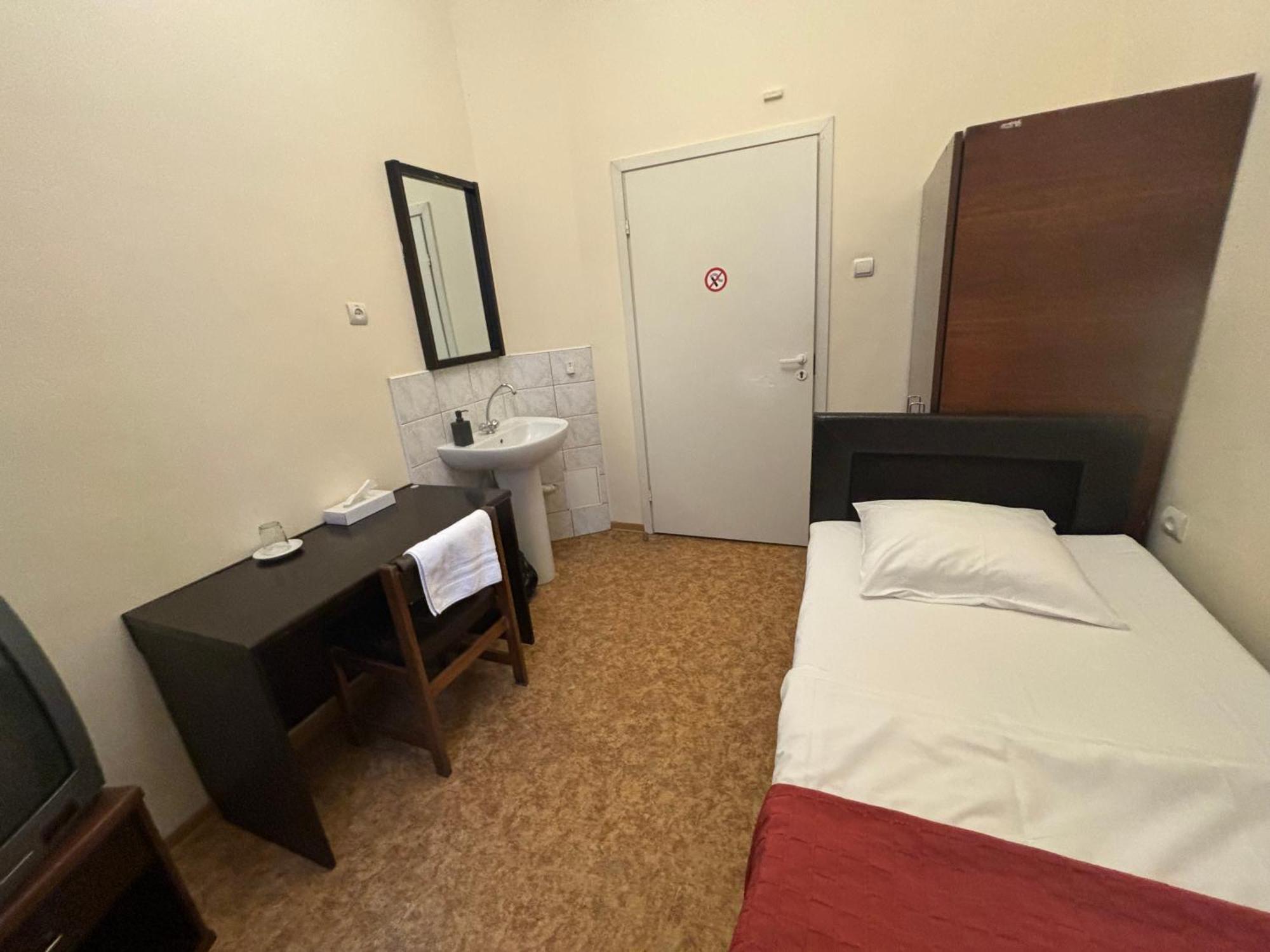 Hostel Viktorija With Private Rooms Ρίγα Εξωτερικό φωτογραφία